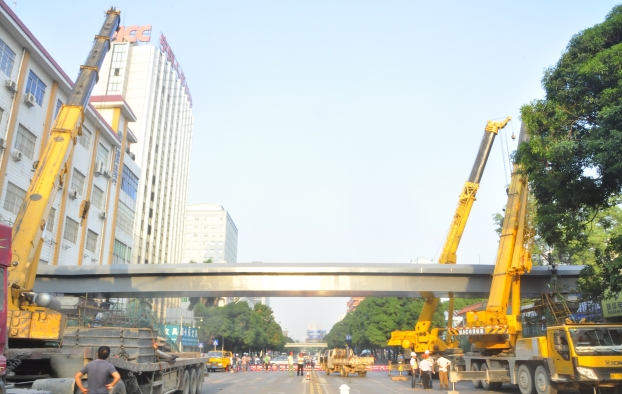 早上出门，，，，，，，市民惊喜地发明星湖路上横空多出了两座30多米长的天桥