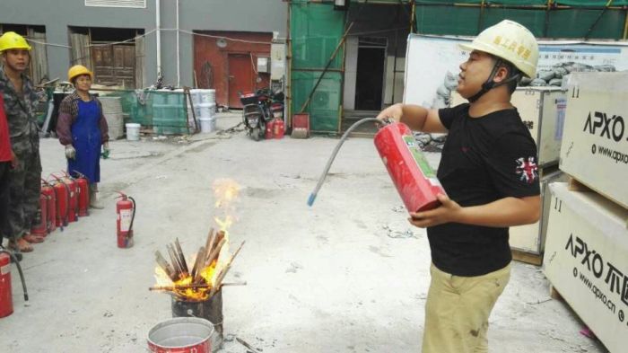 向金涛在做灭火器操作树模.jpg