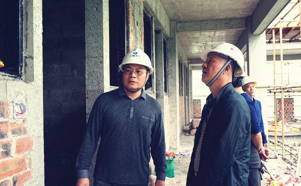 抓好头脑教育的同时，，，，，，，，更要抓好生产谋划，，，，，，，，项目党支部书记李日霄经常钻进工地与分公司向导学习现场治理知识.jpg