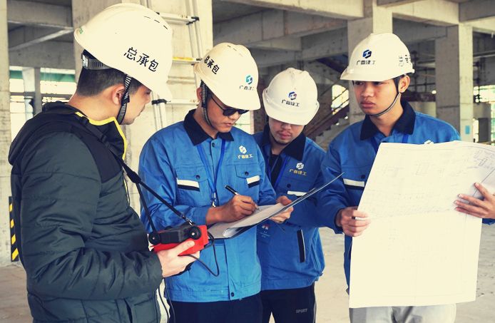 工地现场认真研究施工质量问题（左二李斌，，，，，，，，右一蔡仁辉）.jpg