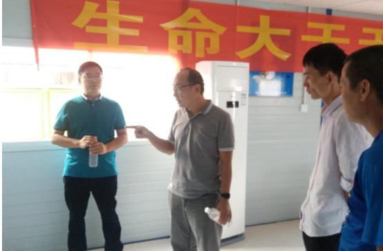 5陆烜在指导事情。。。。。。陈其毅 摄1.png