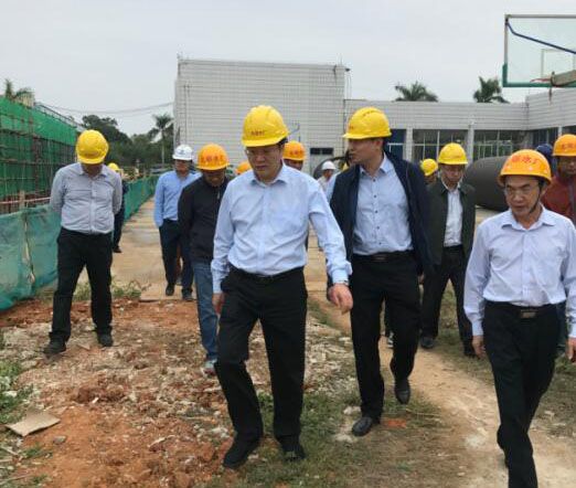 2蔡锦军率队深入北郊水厂工地现场。。。。。；；；；；蒲茉 摄.jpg