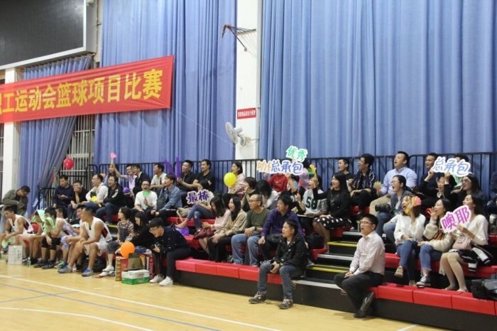 全方位提供效劳支持的后援阵营（王威海 摄）.jpg