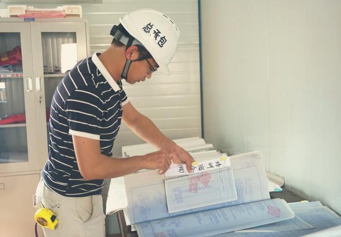 卷尺不离身，，，，，能下工地，，，，，也能仔细的整理好每一份资料。。。。。。谢微旋 摄.jpg