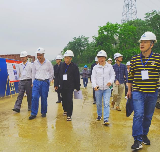 8公司向导与检查组成员来到施工现场。。。。。。杨弘桦摄_631x600.jpg