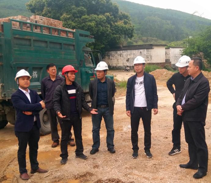 1.实地检查。。。。。许传波 摄_副本700.jpg