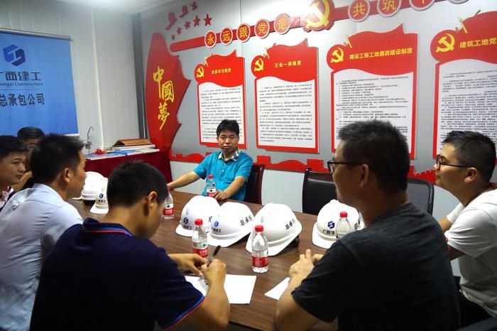 2.1岑廷义听取项目党必发作开展情形汇报  刘萌萌摄700.jpg