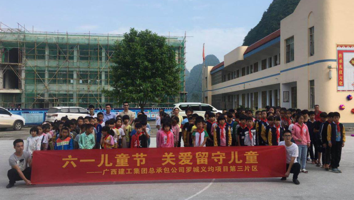 3与八联小学的学生们合影留念。。。。。。。。马国敏 摄700.png