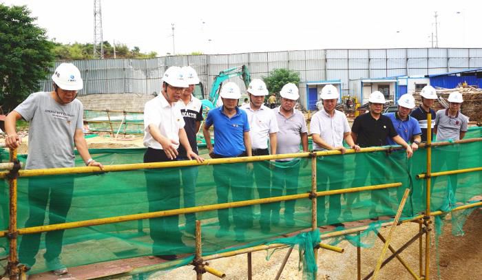 2.1陈祖训深入施工现场举行检查指导。。。。。。谢微旋 摄700.JPG
