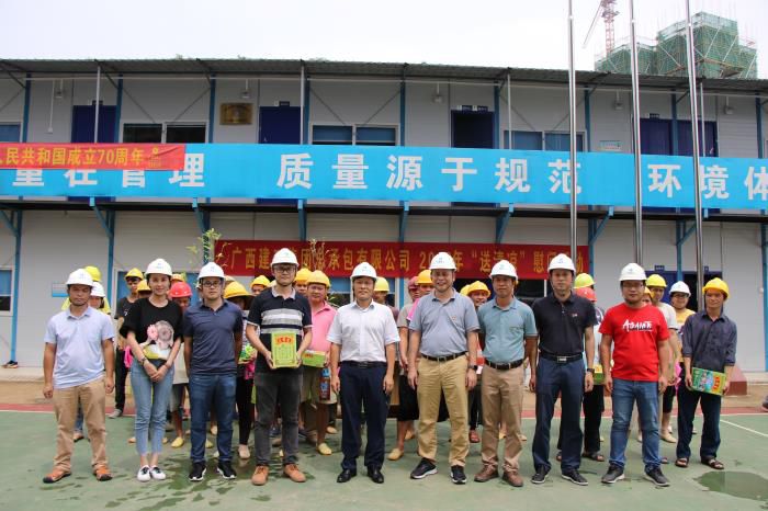 1送清凉活动现场。。。。。。。农茜茜 摄700.JPG