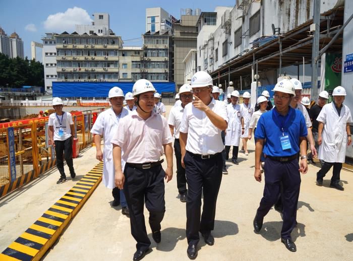 4黄俊华视察项目部。。。。。。。 刘萌萌 摄700.jpg