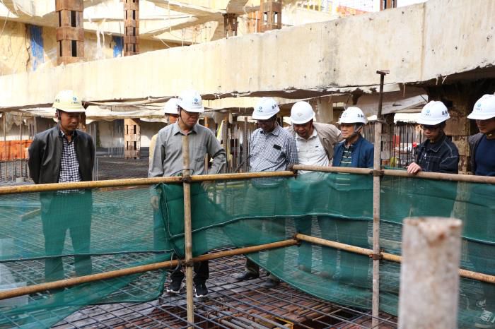 5.1陈祖训带队到二分公司自治区工业设计院危改项目检查。。。。。。张钊林 摄700.JPG