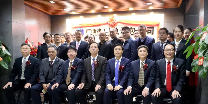 公司在家向导与各单位代表合影留念。。。。。。。王威海 摄.jpg