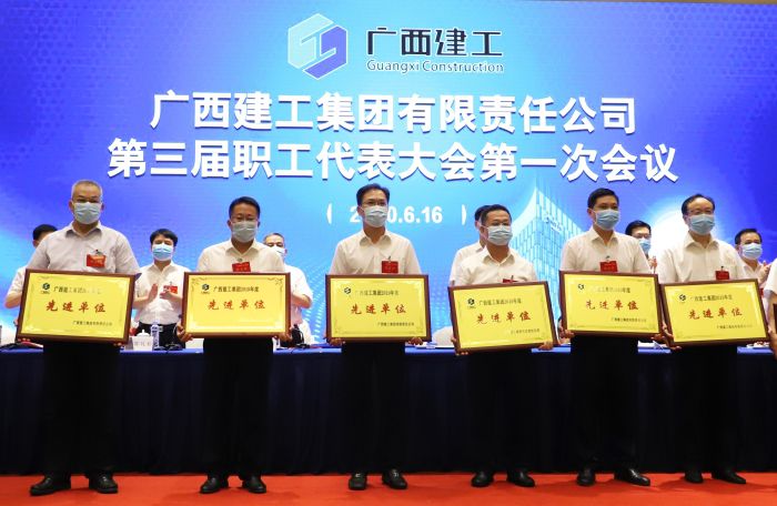 陈祖训上台领取广西必发集团“2019年度先进单位”。。。。。。李立云 摄.jpg