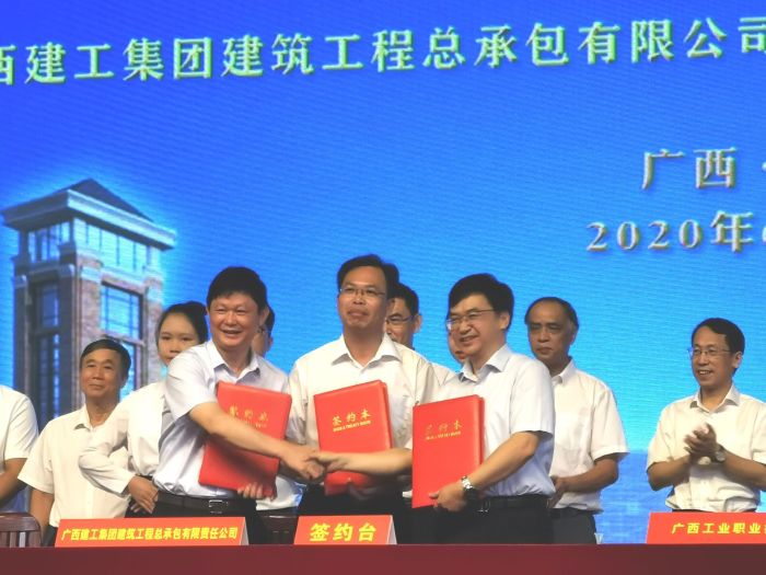 签约现场。。。。。。 王瑾贞 摄.jpg