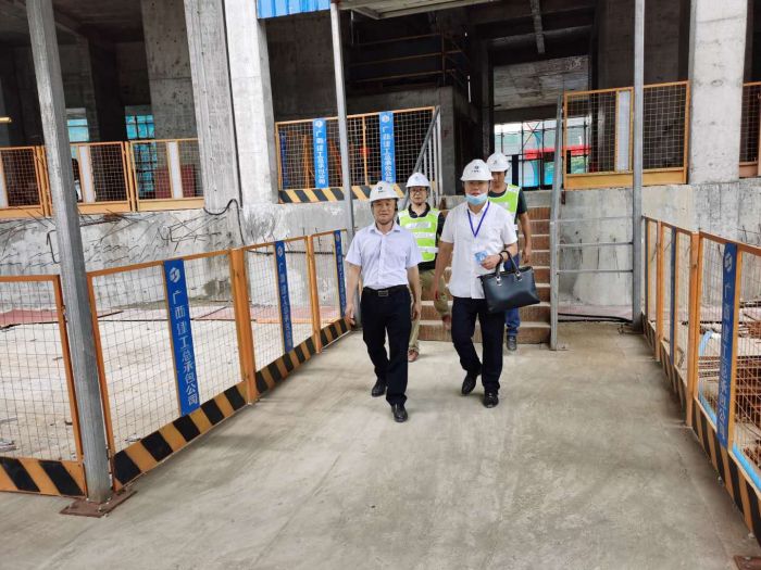 检查现场。。。。。。 叶振鹏 摄.jpg