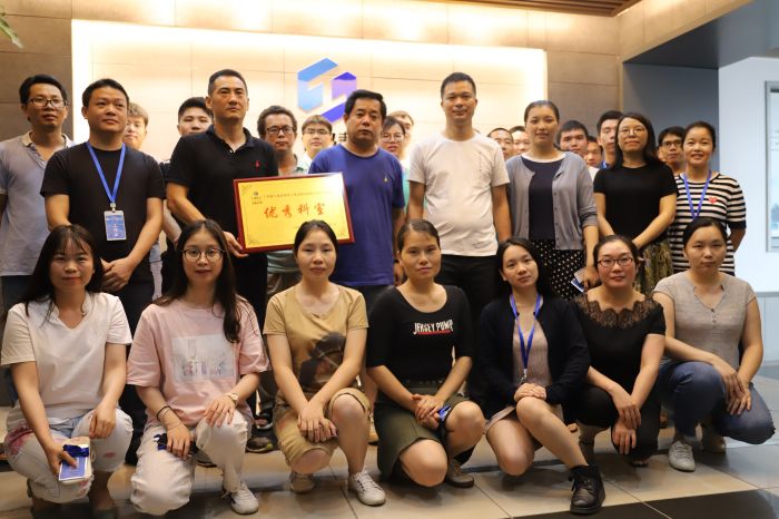 优异科室合影 周煜川 摄.jpg