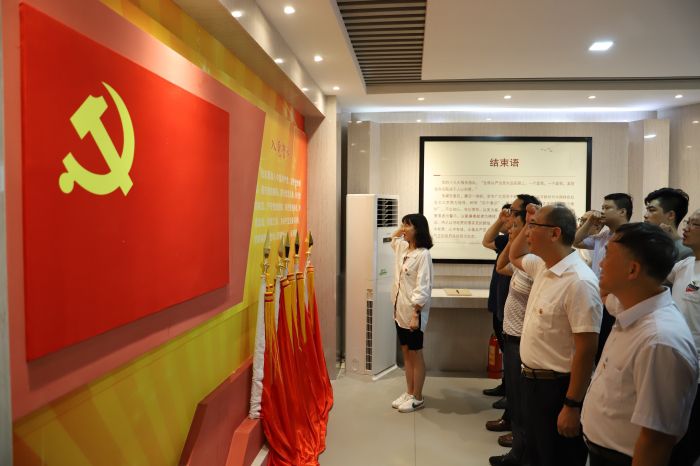 重温誓词 郑诗宝 摄.jpg