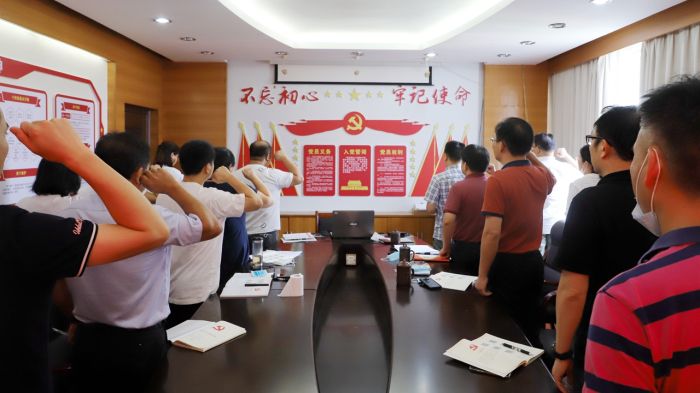 重温入党誓词。。。。。。谭龙摄.jpg