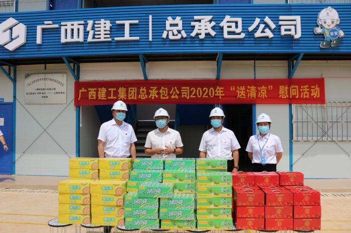 1陆烜送清凉慰问品。。。。。。 黄璐璐 摄.jpg