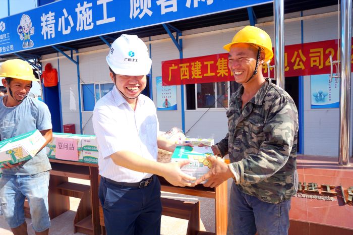 岑廷义为工人发放清凉慰问品。。。。。。。。谢微旋 摄.jpg