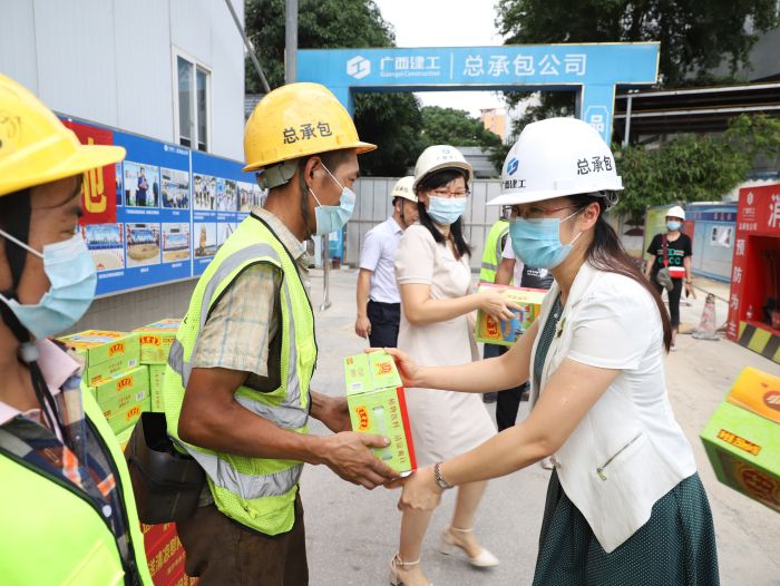 发放清凉饮品。。。。。李立云 摄.jpg