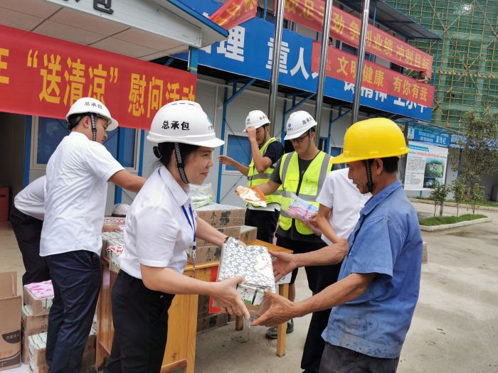 黄春玲给农民工送上清凉慰问品。。。。。。。 王瑾贞 摄.jpg