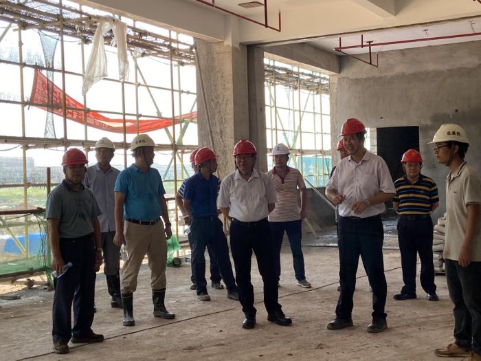 1实地审查东B-1食堂建设情形。。。。。。韦艳兰 摄.jpg