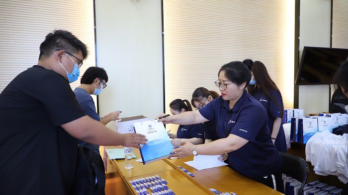 为新员工发放胸片、衣服等。。。。。。。。李立云 摄.JPG