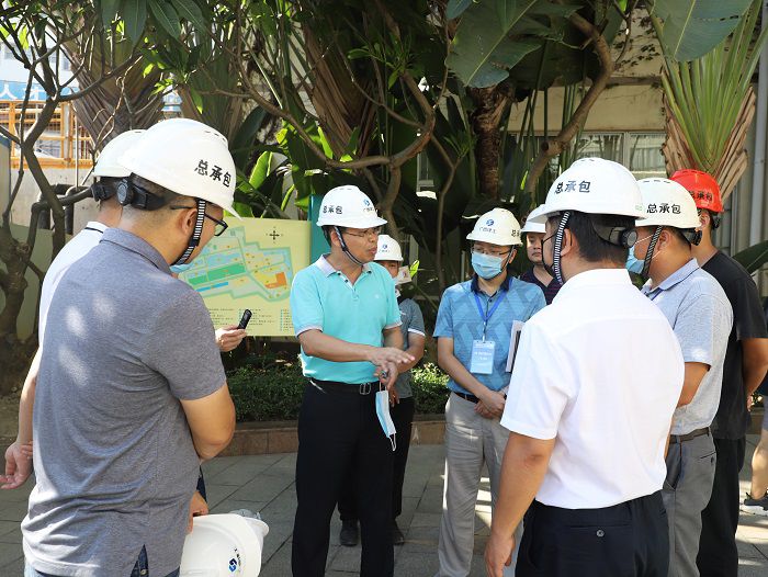 陈祖训询问项目进度。。。。。。 李立云 摄.JPG