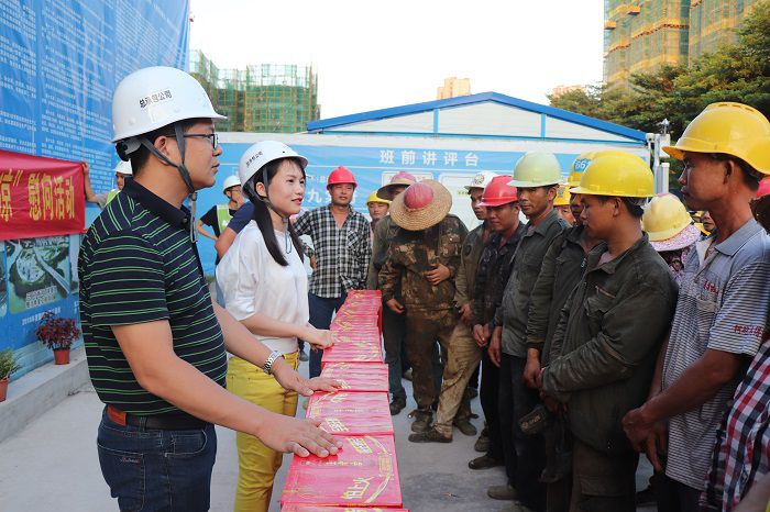 梁思赫慰问农民工。。。。。。。。 唐霞 摄.JPG