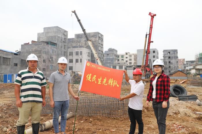 5.1授旗现场。。。。。。侯健杰 摄 (2)700.JPG