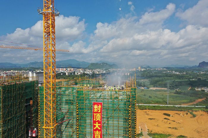 封顶照片。。。。。。。卢瑞阳 摄.JPG