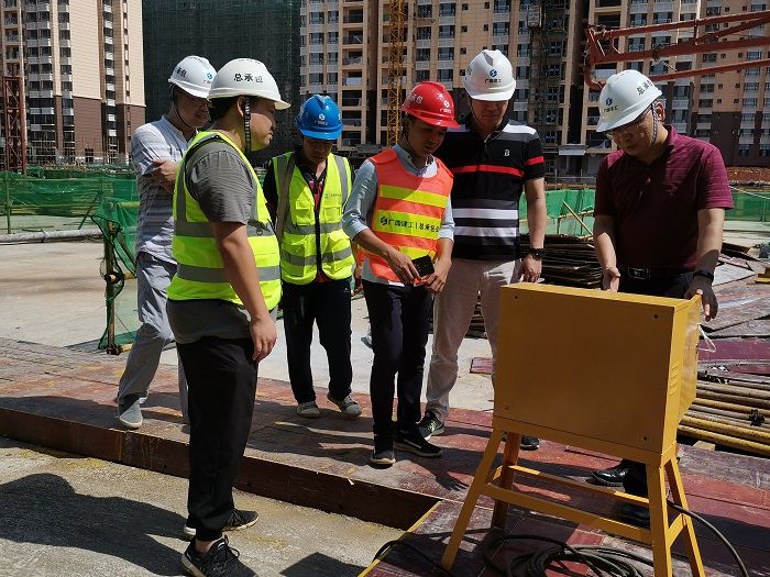 检查楼层活动箱暂时用电。。。。。。。。 熊明未 摄.jpg