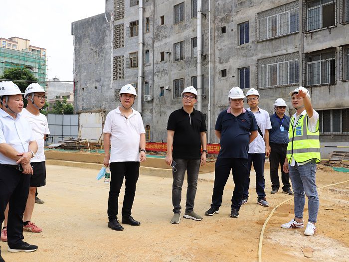 检查现场。。。。。。侯健杰 摄.JPG