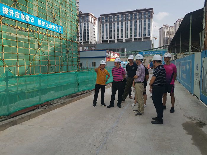 检查现场。。。。。谭凯文 摄.jpg