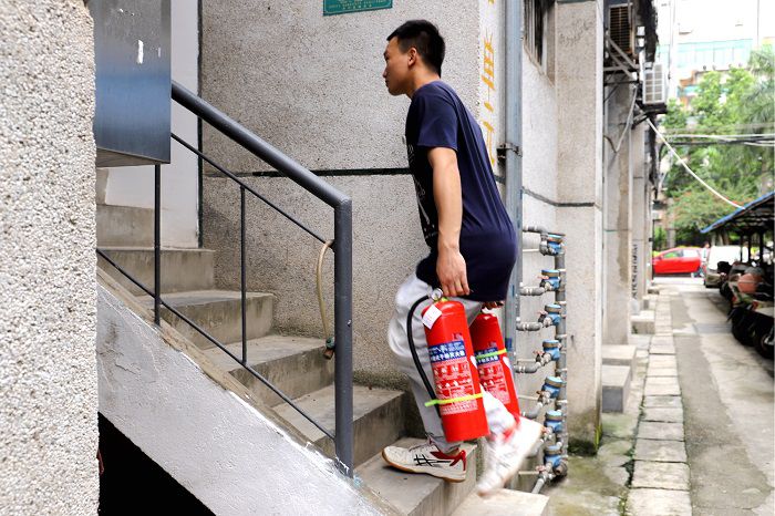 4.2 效劳队把灭火器放到各楼栋（单位）3楼.JPG