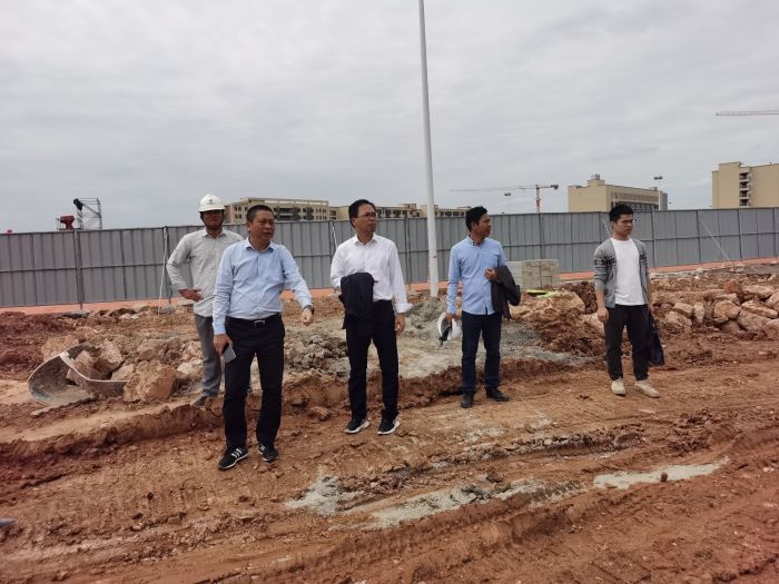 63陈祖训检查3标段图书馆地下室的土方开挖情形。。。。。。。；；；；；；；；评锥 摄.jpg