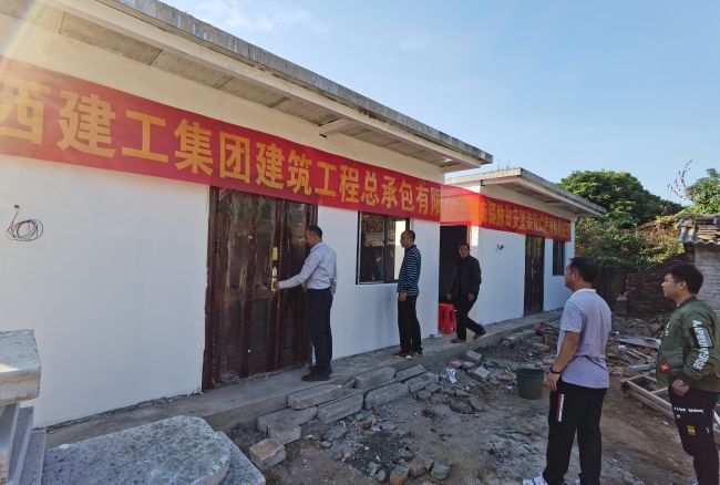 调研组考察现场1。。。。。。林磊 摄.jpg