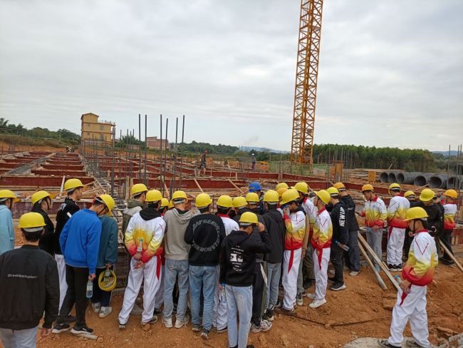 学生观摩学习现场。。。。。。龙兆开 摄.jpg