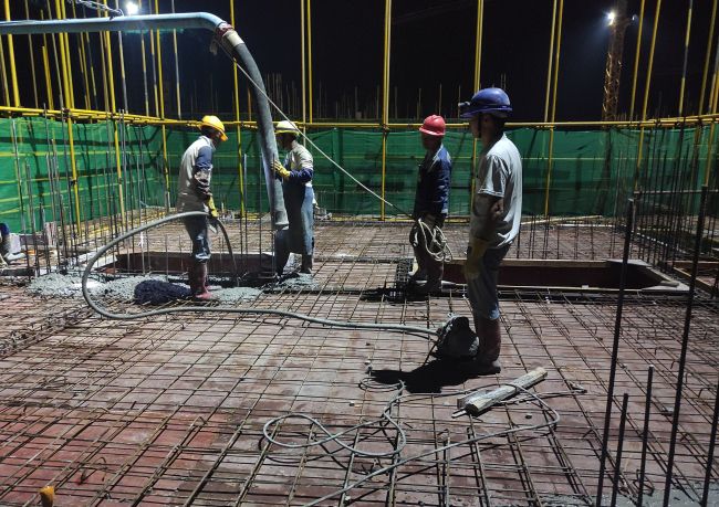2浇筑混凝土现。。。。。。。ㄐ尥迹.jpg