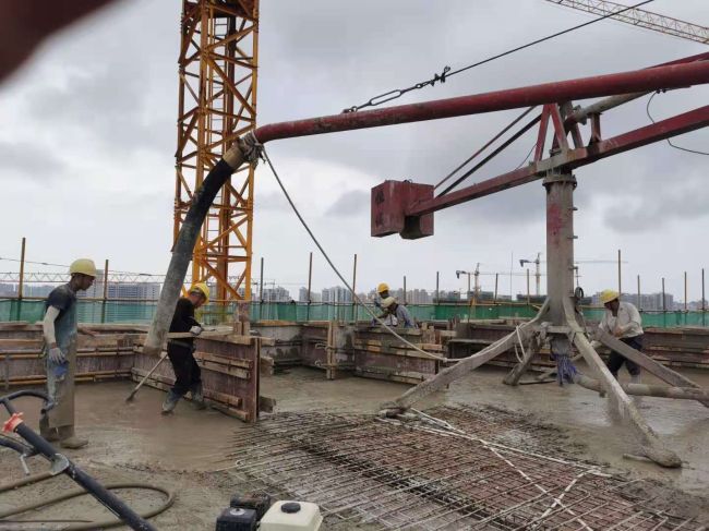 5 8#楼封顶施工现场。。。。。。。刘世威 摄.jpg