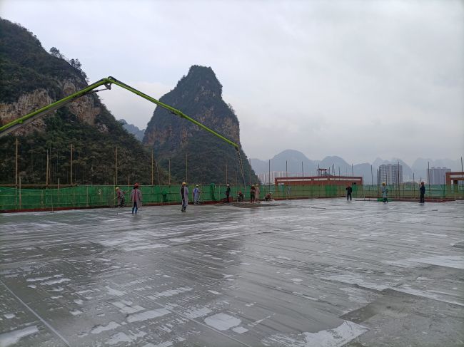 风雨操场食堂屋面层混凝土浇筑现场。。。。。。陈志健 摄.jpg