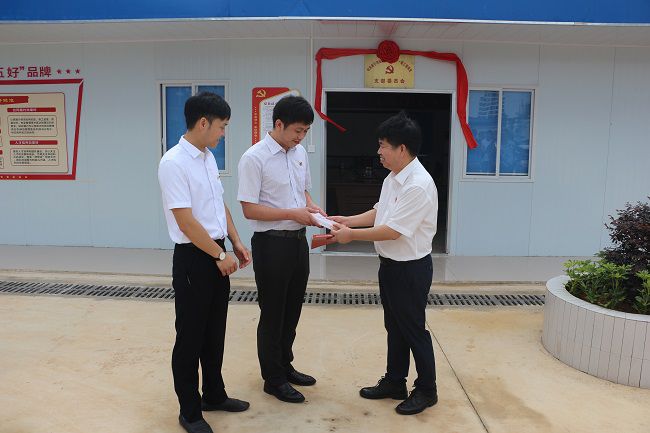 赠予红色书籍。。。。。。张钊林 摄（修图）.jpg