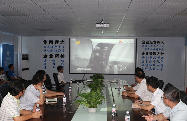 主题党日活动观影现场。。。。。。张钊林 摄（修图）.jpg