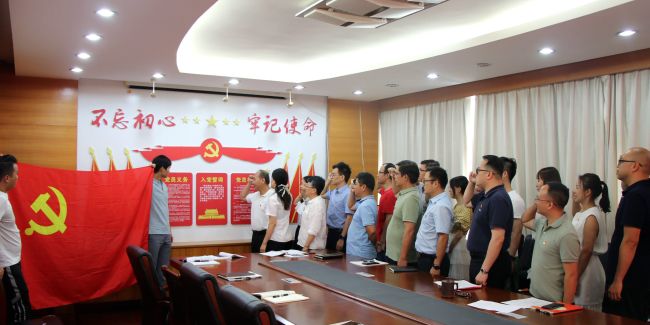 重温入党誓词。。。。。。。王威海  摄.jpg