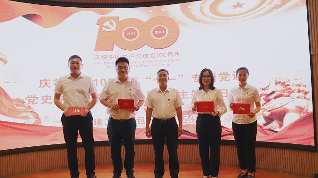 赠予政治生日贺卡合影。。。。。。。卢勤 摄（修图）.jpg