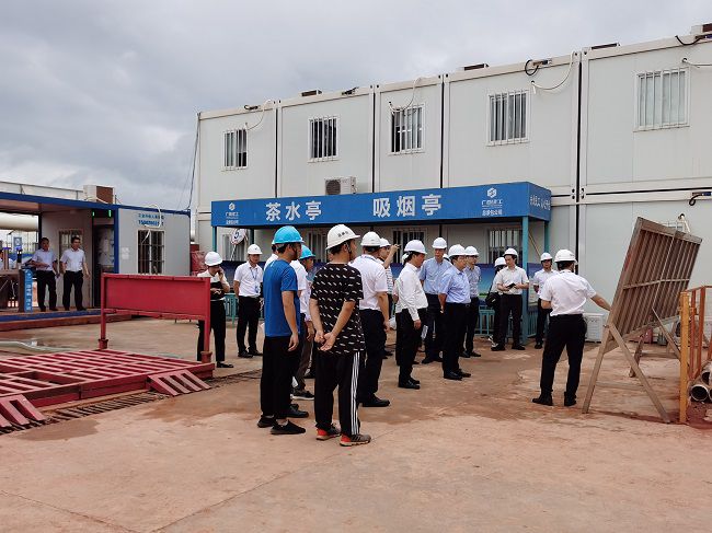 孙大光在听取项目情形汇报。。。。。。祁建强 摄（修图）.jpg