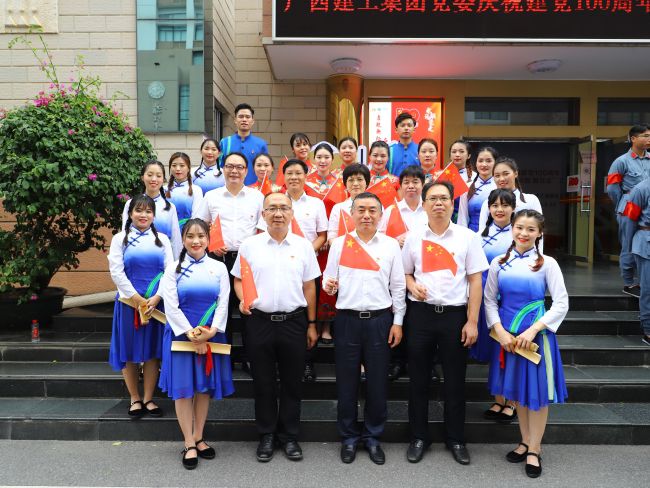 向导与演职职员合影。。。。。。。。李立云 摄.jpg