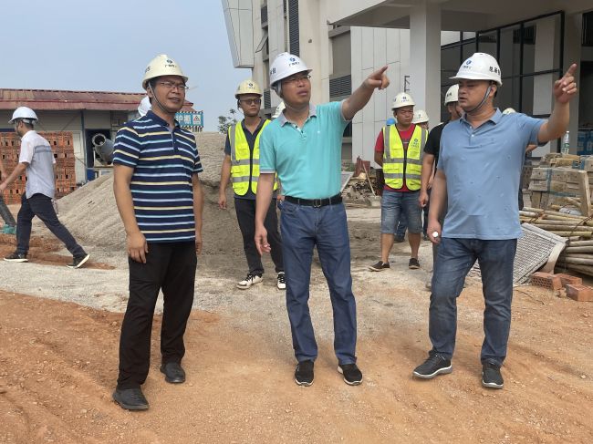 1陈祖训深入项目一行指导 刘博群摄.jpg